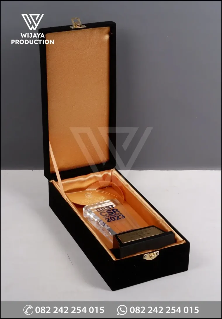Box TR214 Piala Top CSR Awards